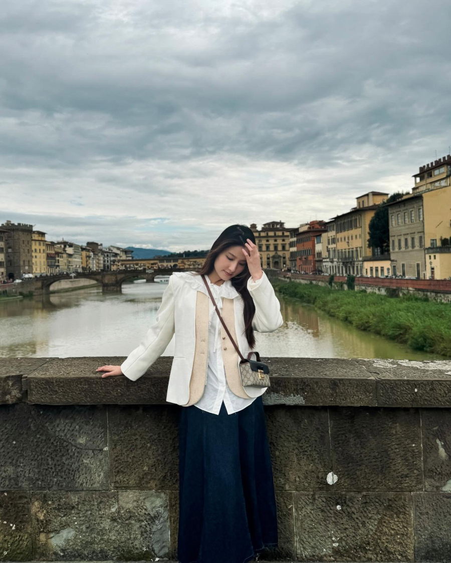  Khi khoác thêm áo vest trắng, tổng thể trở nên thanh lịch và trang nhã hơn. 