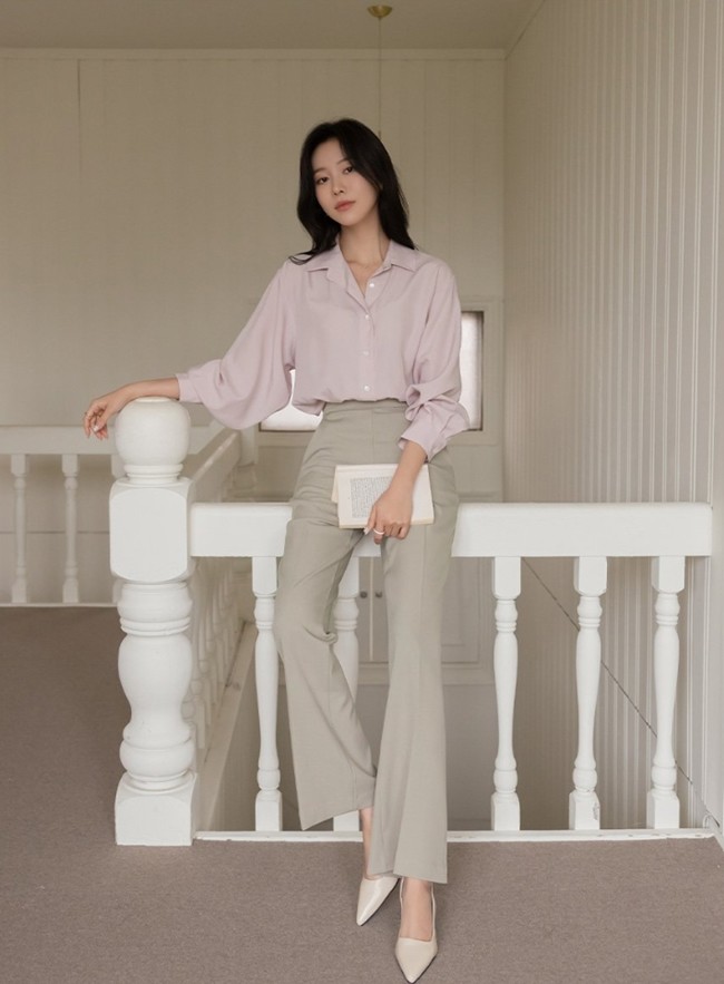 Quần âu sáng màu còn giúp tạo hiệu ứng kéo dài đôi chân, khiến vóc dáng trông cân đối và cao ráo hơn, đặc biệt phù hợp với những quý cô có phần thân trên đầy đặn.