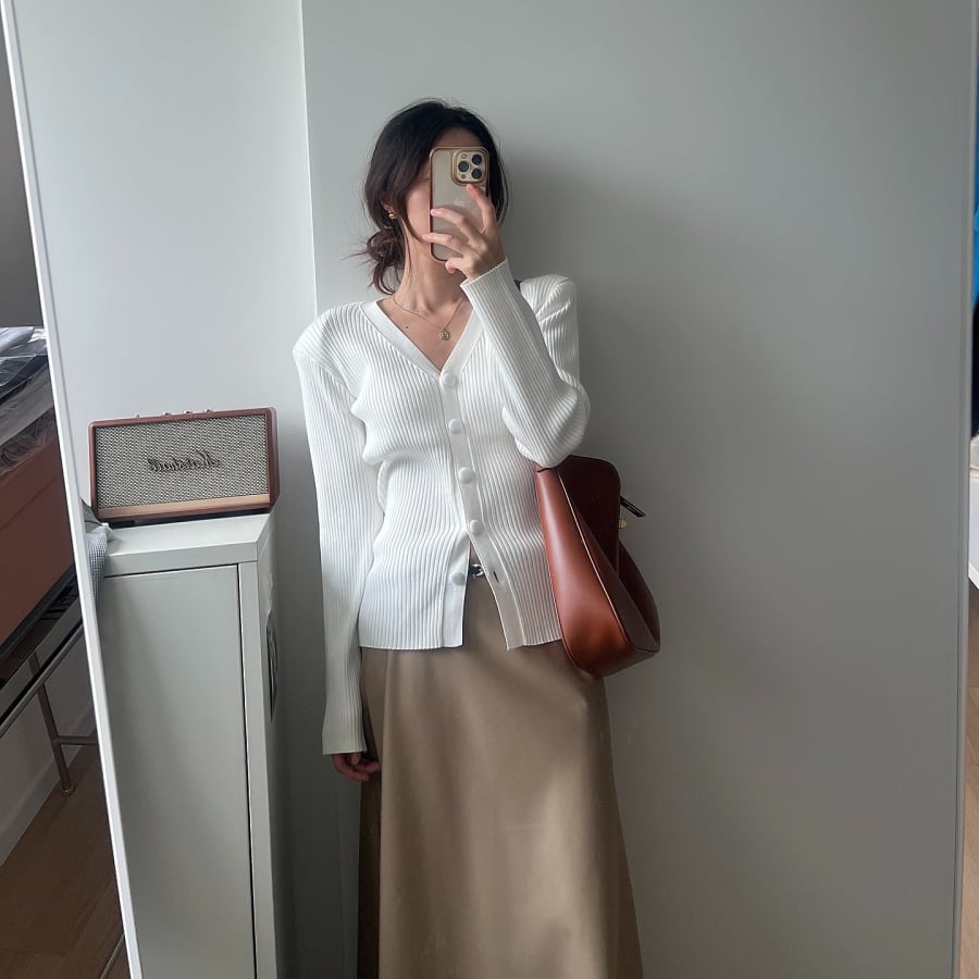 Áo cổ chữ V từ lâu đã được xem là lựa chọn thông minh khi muốn tạo cảm giác thân trên thon gọn.