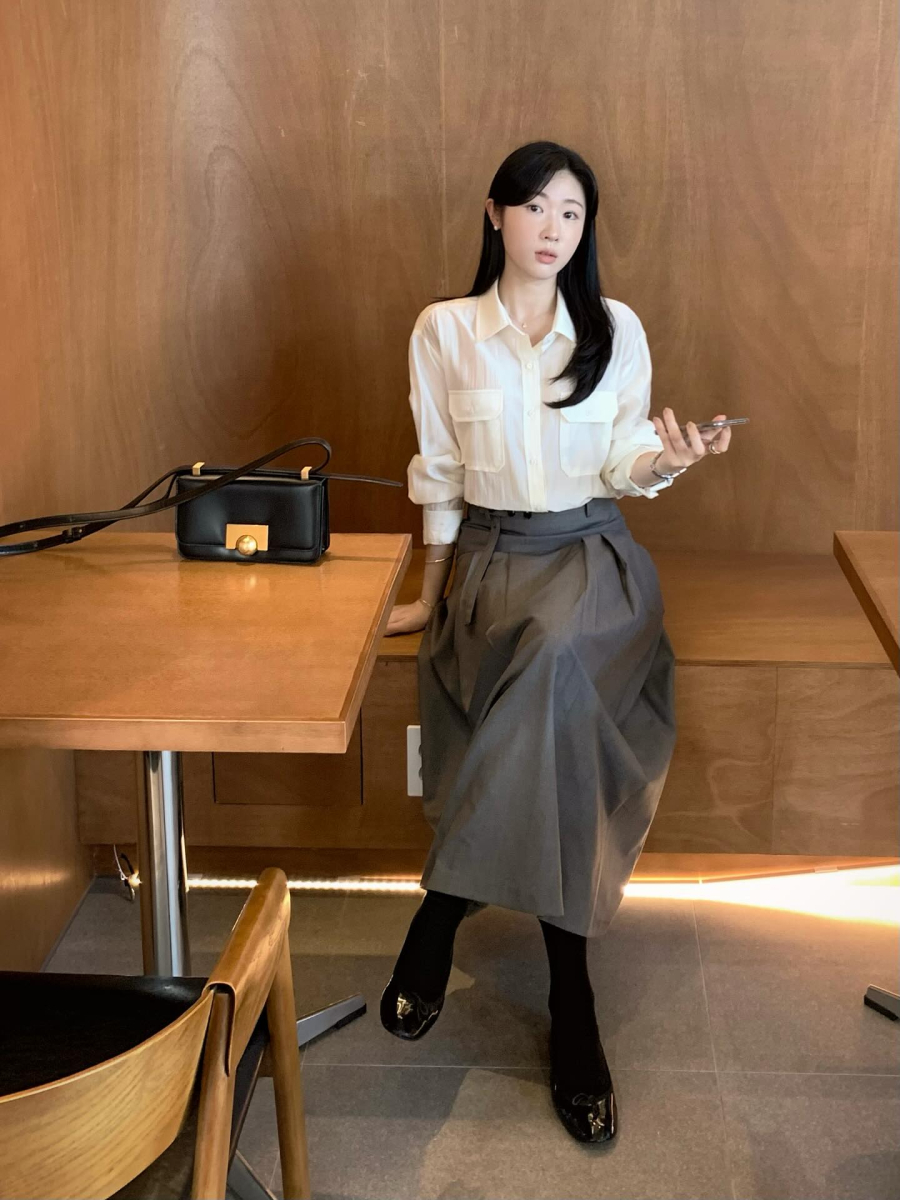 Áo sơ mi là nền móng quan trọng của tủ đồ công sở tối giản, bởi khả năng thích nghi linh hoạt với nhiều hoàn cảnh khác nhau. 