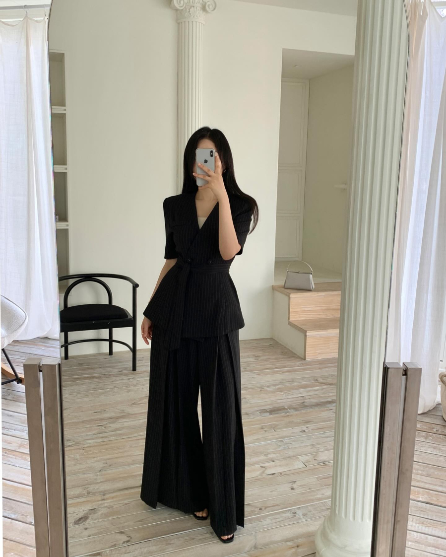 Những thiết kế áo có chi tiết nhấn eo luôn mang lại cảm giác vóc dáng được “định hình” rõ ràng hơn. 