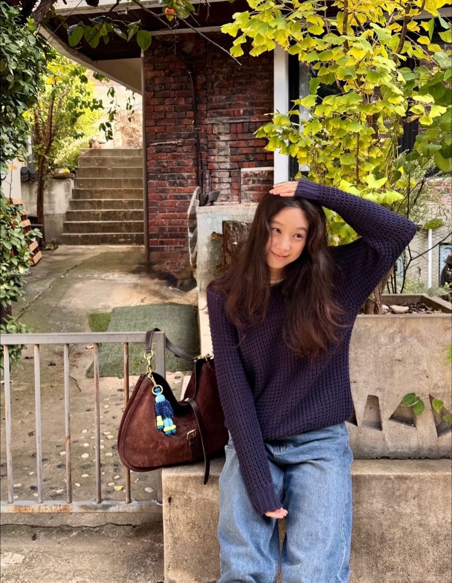 Những chiếc áo len có thiết kế đơn giản luôn là lựa chọn an toàn nhưng hiệu quả cho phụ nữ trên 40. 