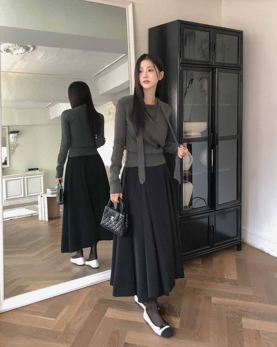 Chân váy đen giữ vị trí đặc biệt trong thời trang công sở nhờ sự linh hoạt và tính thẩm mỹ vượt thời gian. 