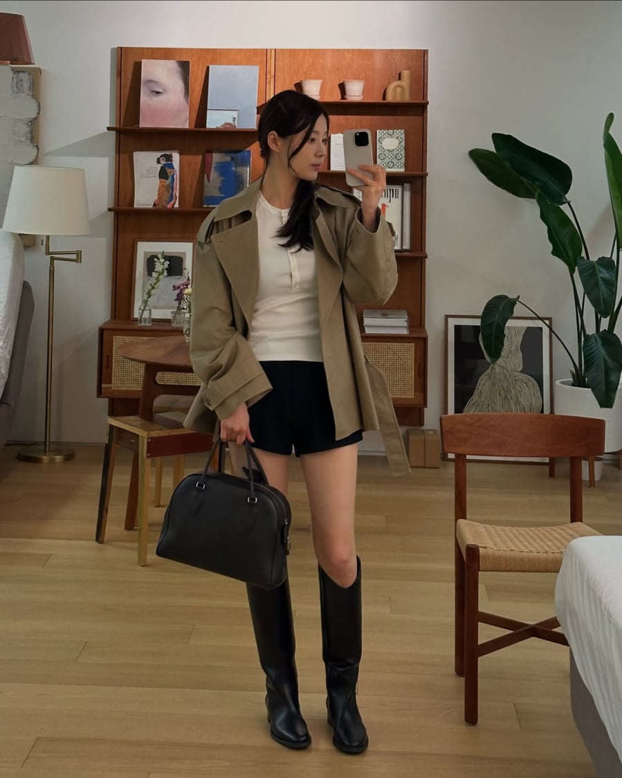 Kiểu dáng vừa vặn, không quá dài giúp tôn tỷ lệ cơ thể, mang lại cảm giác trẻ trung mà vẫn lịch sự.