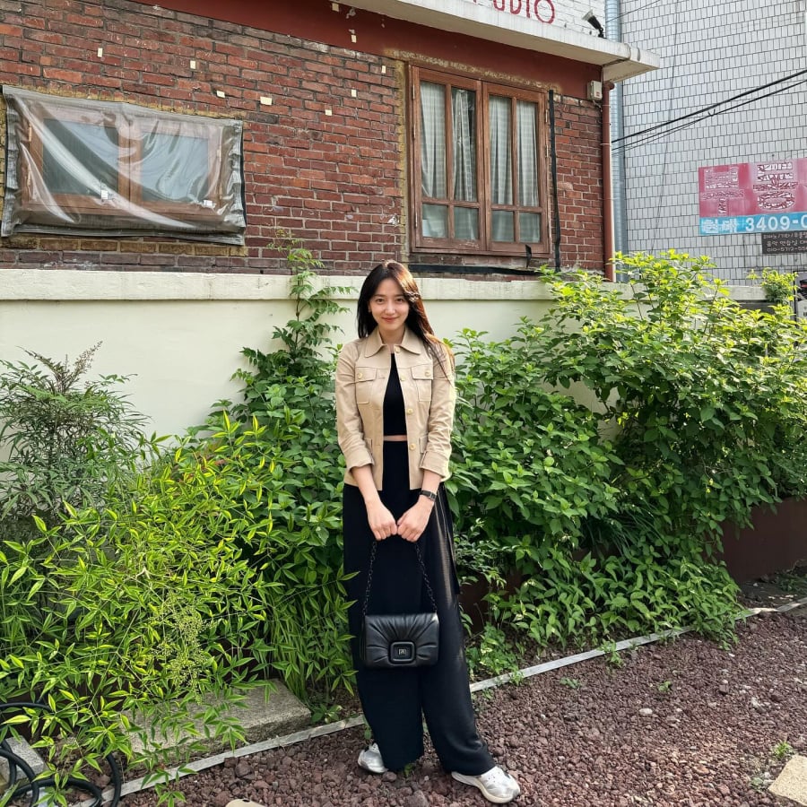 Khi kết hợp cùng quần ống suông, tổng thể trang phục trở nên thoải mái, phù hợp cho những hoạt động thường ngày mà vẫn giữ được nét thanh lịch.