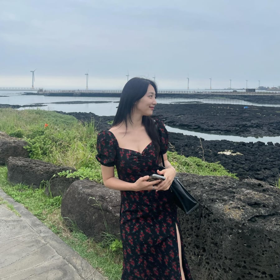 Tùy theo hoàn cảnh, nữ diễn viên linh hoạt lựa chọn váy dáng suông hoặc dáng ôm để tôn lên vóc dáng. 