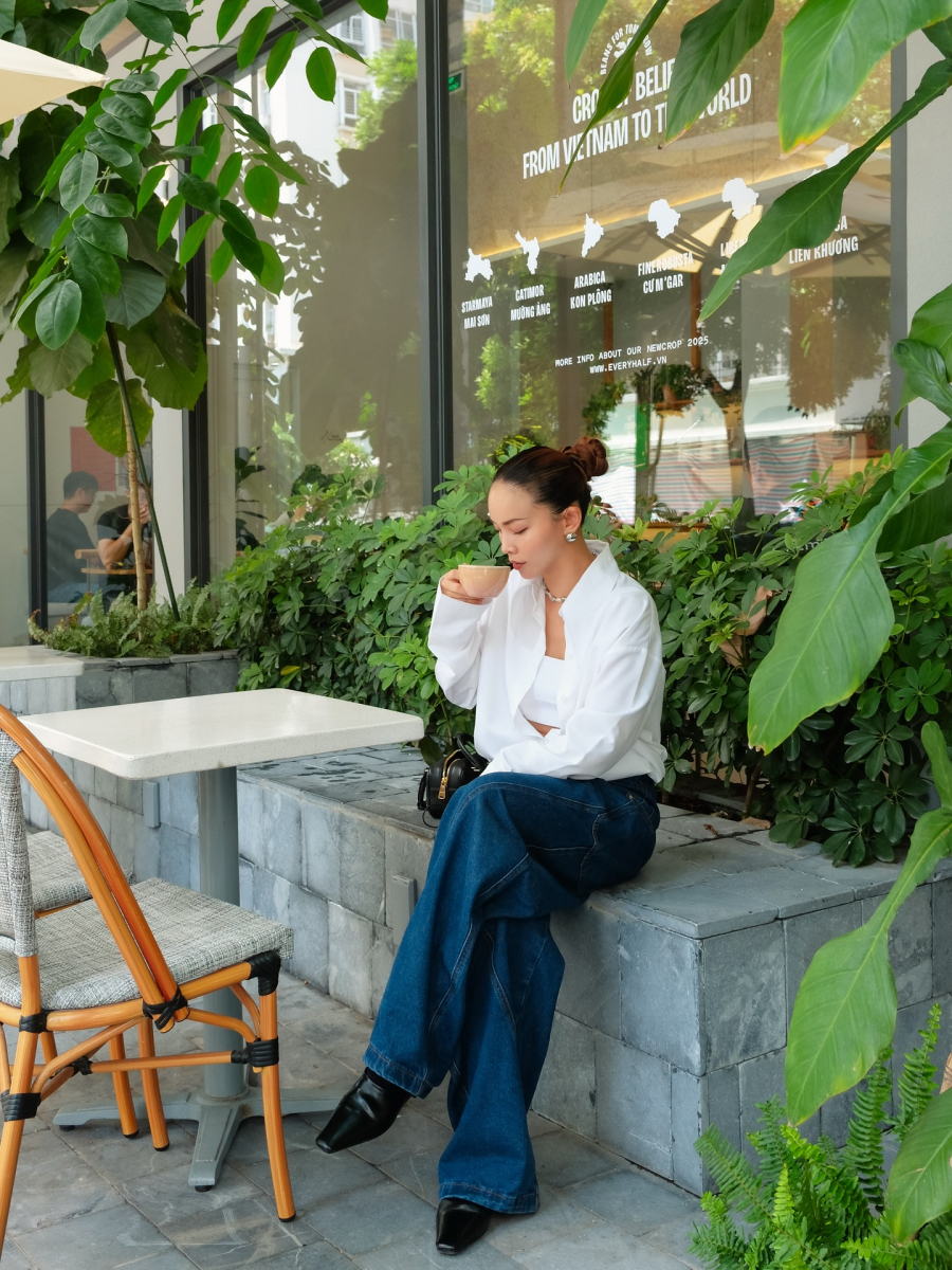 Áo trắng luôn là lựa chọn an toàn nhưng chưa bao giờ lỗi mốt, đặc biệt khi kết hợp cùng quần jeans.