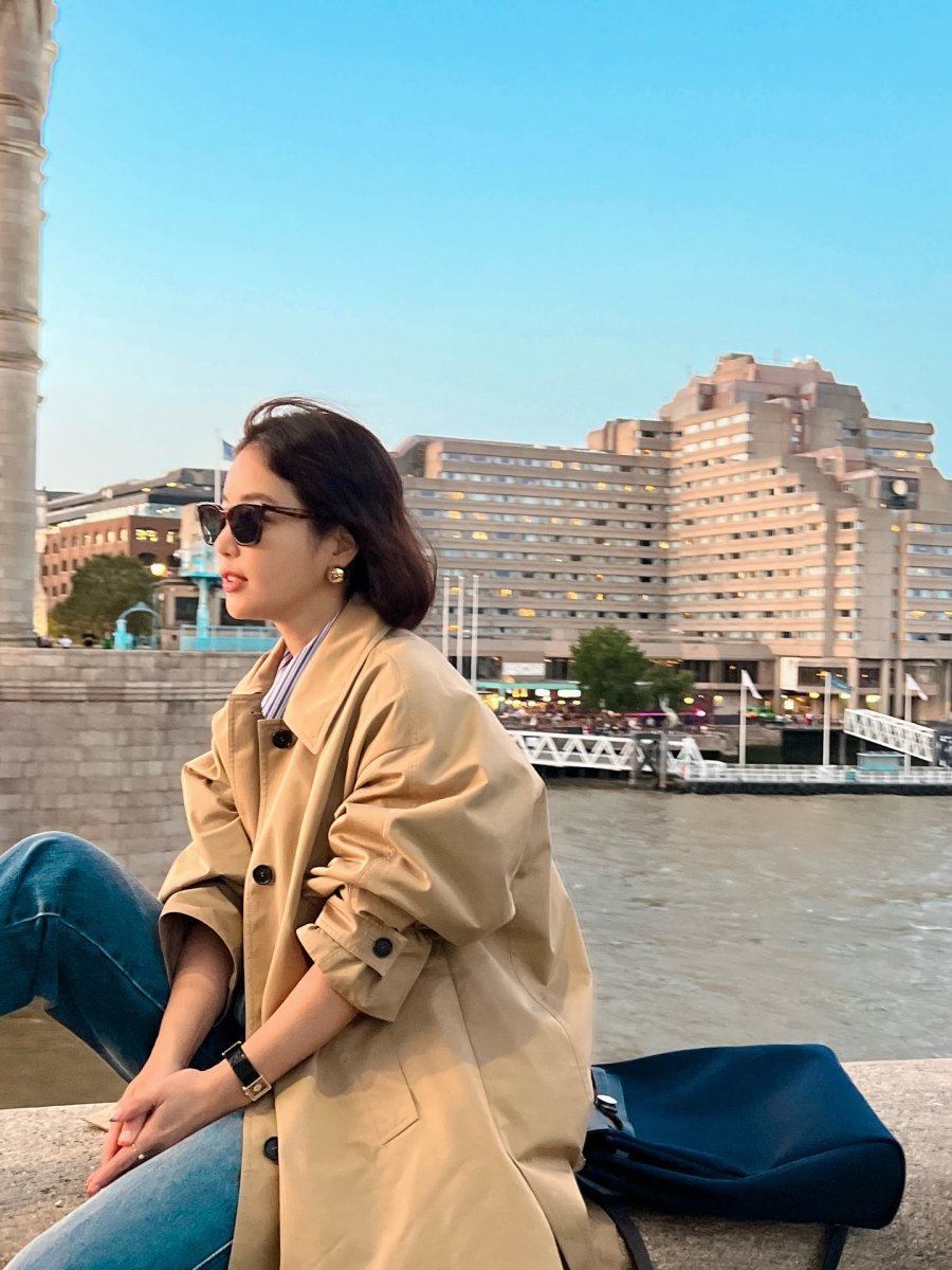 Phụ nữ trên 40 tuổi nên ưu tiên trench coat dáng dài vừa phải, màu sắc trung tính để dễ phối.