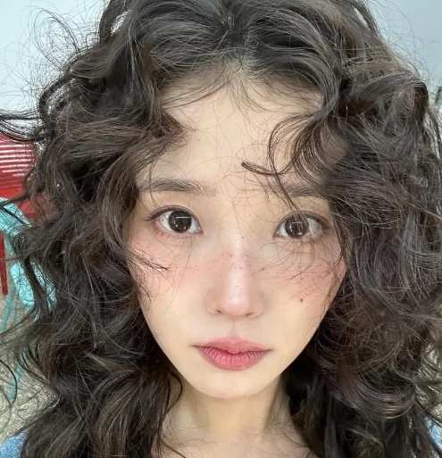 Diện mạo mới của IU cùng kiểu tóc xoăn hippie mang đến nhiều cảm hứng cho các cô gái yêu thích phong cách phóng khoáng nhưng vẫn muốn giữ nét nữ tính.    