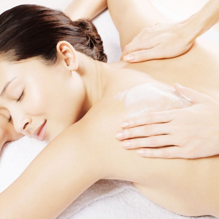 Không chỉ dễ tìm, giá thành hợp lý, dầu dừa còn mang đến nhiều công dụng đáng kinh ngạc nếu biết sử dụng đúng cách.