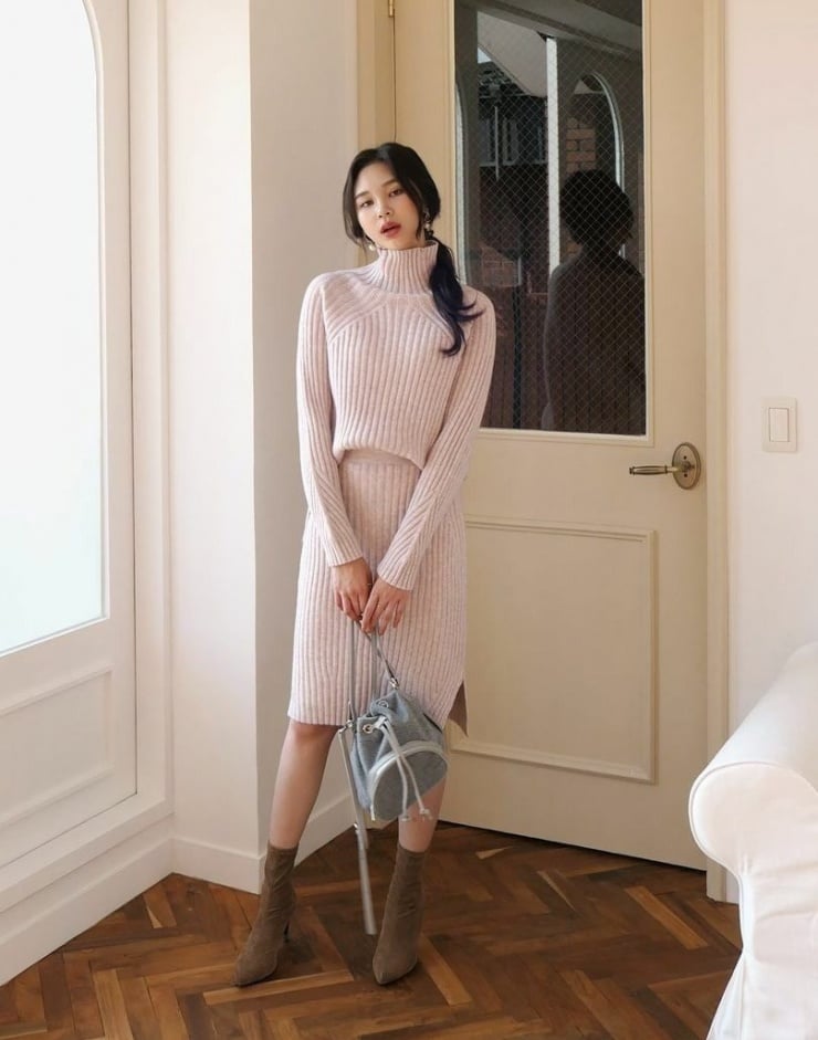 Cách phối này tạo sự liền mạch cho tổng thể, đồng thời giúp người mặc trông cao ráo 