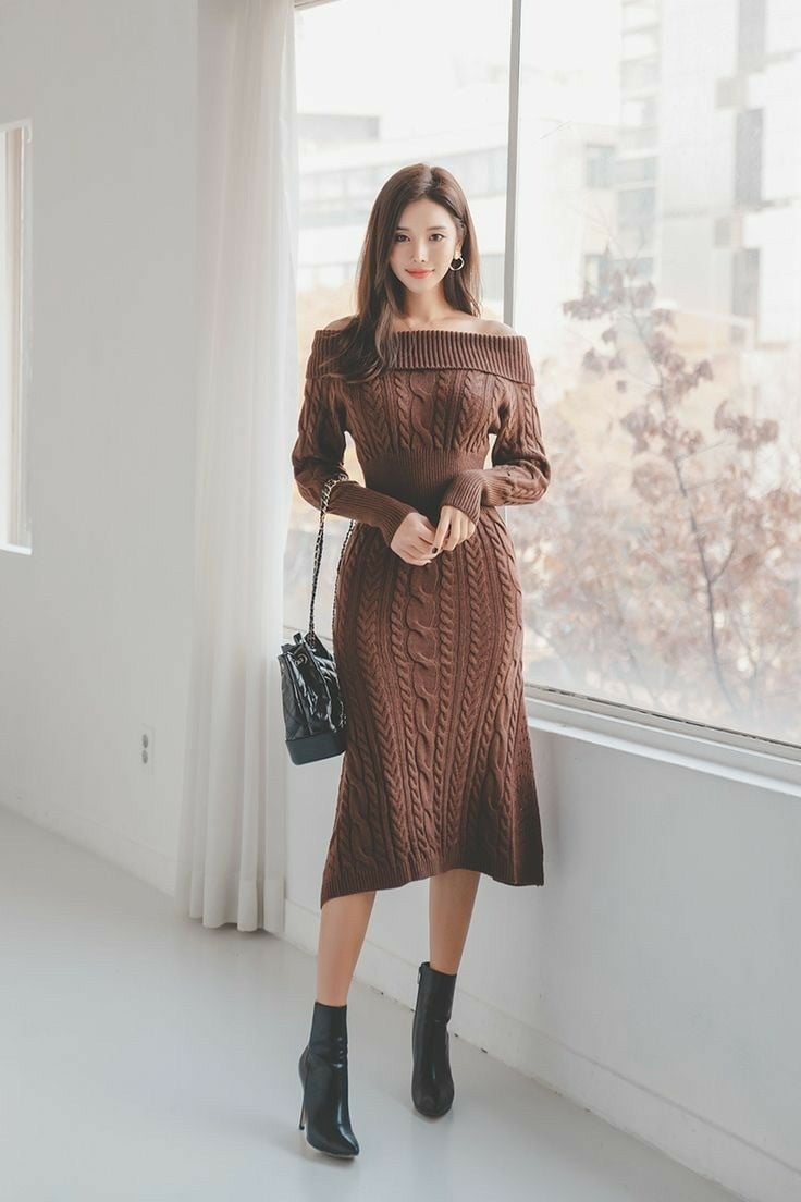 Ngoài các thiết kế cơ bản, đầm len trễ vai, có chi tiết thắt eo mang đến vẻ mềm mại