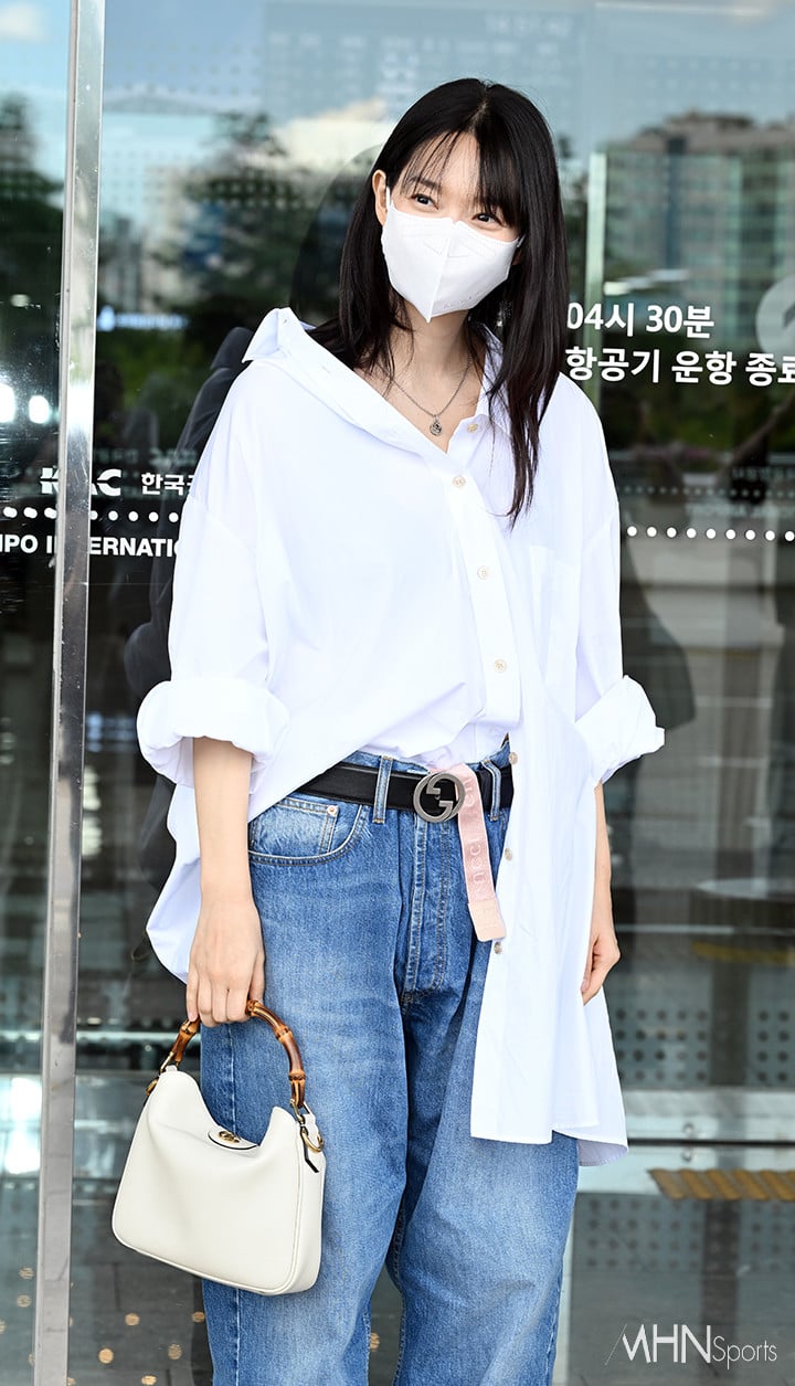 Trong đời thường, Shin Min Ah thường xuyên xuất hiện với những thiết kế oversized như áo khoác da, váy suông dài hay sơ mi rộng. 