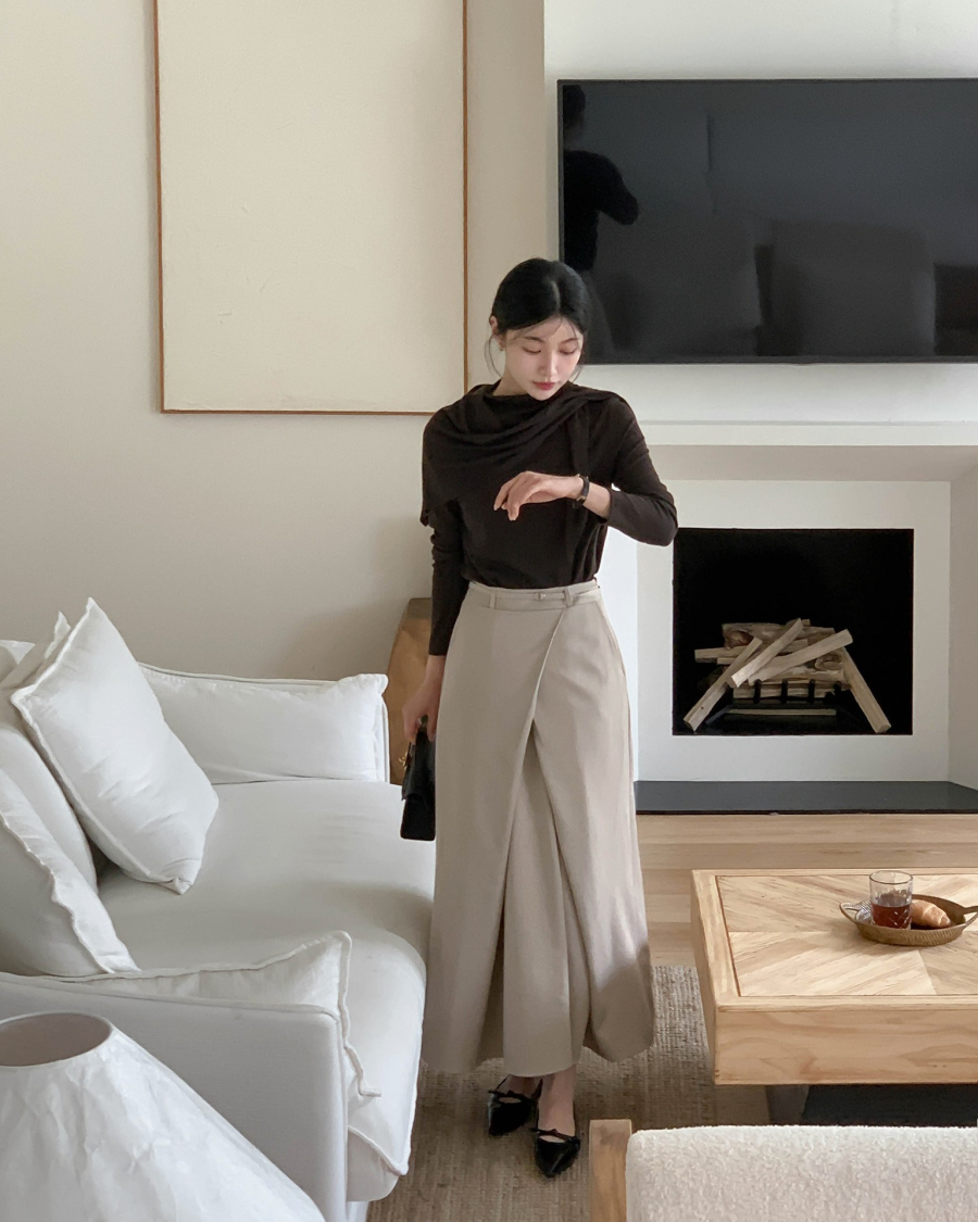 Khi phối cùng áo mang gam màu trung tính như trắng, kem, be, xám nhạt hay nâu sáng, tổng thể trang phục sẽ trở nên hài hòa và trang nhã.