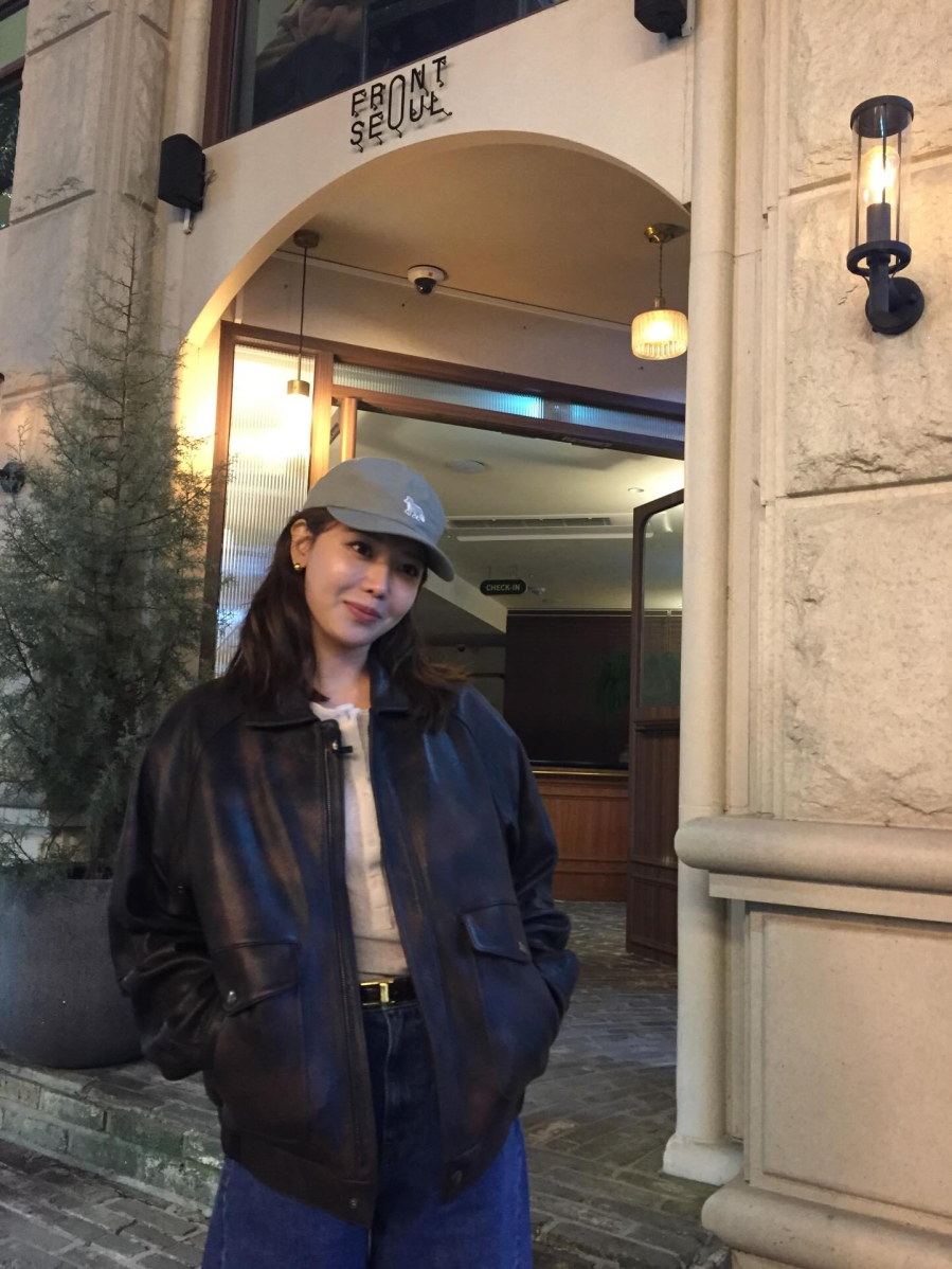 Việc sơ vin tăng hiệu quả tôn dáng, còn mũ lưỡi trai trở thành điểm nhấn năng động cho tổng thể.