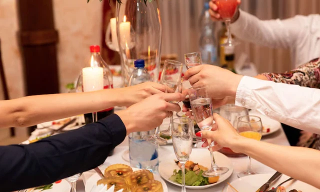 Sau tuổi 40, người khôn ngoan không còn 'cả nể' nhận lời dự 3 kiểu tiệc tùng này - Ảnh 2.